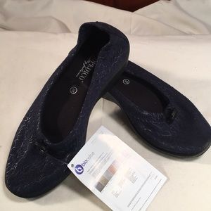 Women’s Arcopedico slip on’s. Size 36. Navy.